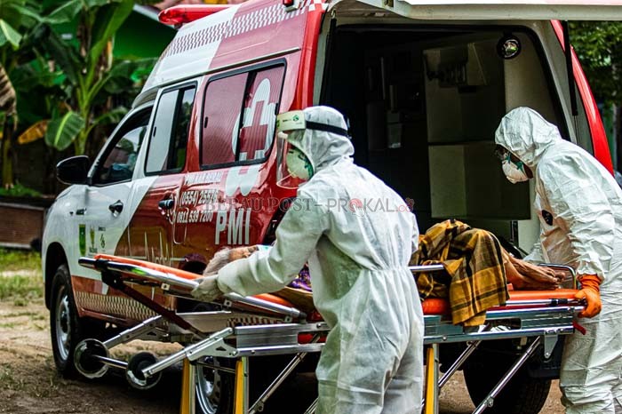 WISE ADAM/BP KEMANUSIAAN: Relawan PMI saat menjemput pasien Covid-19 yang tengah kritis saat menjalani isolasi mandiri