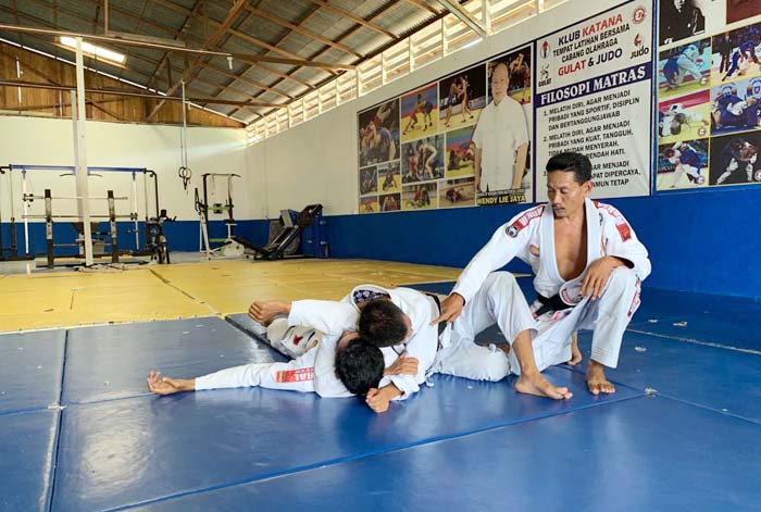 BERIKAN ARAHAN: Pelatih jujitsu Kaltim saat memberikan pengarahan kepada atlet jujitsu Berau.