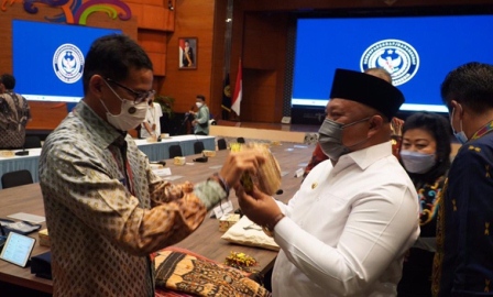 PARIWISATA BANGKIT: Wabup Gamalis memberikan hasil kerajinan tangan khas Dayak kepada Menparekraf Sandiaga Uno, usai pertemuan di Balairung Soesilo Soedarman, Gedung Sapto Pesona Jakarta, Kamis  (16/12).