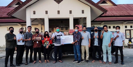 PEDULI SESAMA: Pimpinan Bankaltimtara menyerah bantuan kepada korban terdampak banjir yang diterima Camat Segah Noor Alam, Jumat (17/12) lalu.