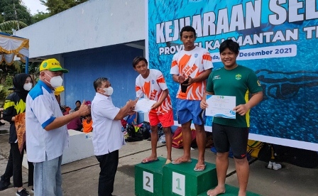 PODIUM SATU: Zakyanshah Trisna Al Fanor saat menerima piagam dan medali di ajang Kejurprov.