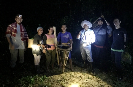 PENDAMPINGAN: Tim dari PT Berau Coal turut mendampingi warga KAT saat melakukan proses panen madu.
