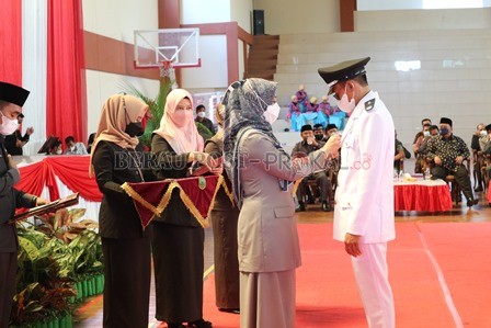 DILANTIK: Pelantikan 27 kepala kampung definitif dan satu penjabat sementara, yang dilaksanakan di Gedung Graha Pemuda, kemarin (23/12).