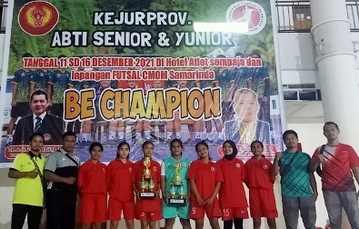 KEJURPROV: Kontingen Berau usai menerina piala dalam Kejurprov bola tangan tingkat senior dan junior, beberapa waktu lalu di Samarinda.