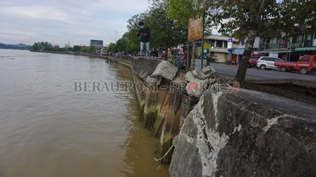 KONDISI TERKINI: Kerusakan turap tepian Ahmad Yani belum bisa diperbaiki karena masih menunggu dilakukan kajian oleh tim ahli dari ITS.
