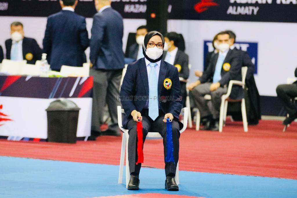 PENGADIL BERSERTIFIKASI: Alfrida Dahlan saat menjadi pengadil di salah satu turnamen tingkat internasional, beberapa waktu lalu.