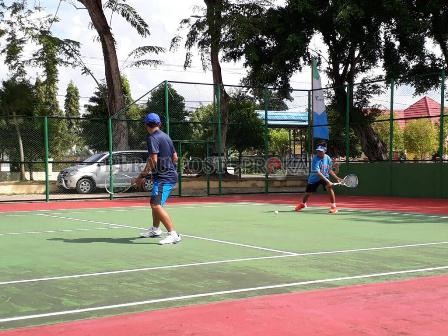 JALANI LATIHAN: Atlet soft tenis Berau saat menjalani latihan di lapangan tenis beberapa waktu lalu.