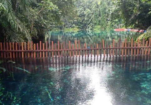 PENGAMANAN: Objek wisata Labuan Cermin, Bidukbiduk, kini dipagar kayu untuk menghindari kejadian buaya masuk ke area wisata tersebut.