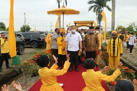 DISAMBUT TARIAN: Ketua DPD RI AA La Nyalla Mahmud Mattalitti didampingi Wakil Bupati Berau Gamalis saat tiba di Museum Gunung Tabur, dengan disambut tarian khas dari Berau, kemarin (14/1)
