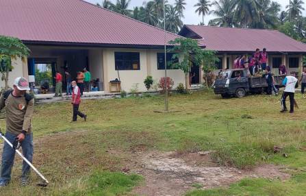 DIBERSIHKAN: Beberapa siswa dan guru, membersihkan lapangan dan ruang kelas yang selama ini tidak terpakai, karena masa pandemi dan juga penyegelan sekolah sejak Oktober 2021 lalu.