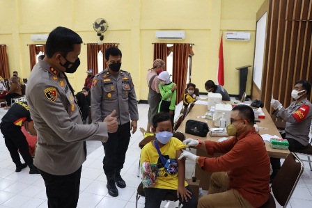 PANTAU VAKSINASI: Kapolres Berau AKBP Anggoro Wicaksono saat memantau jalannya vaksinasi anak di gedung Gedung R.E. Widargo Polres Berau beberapa waktu lalu.