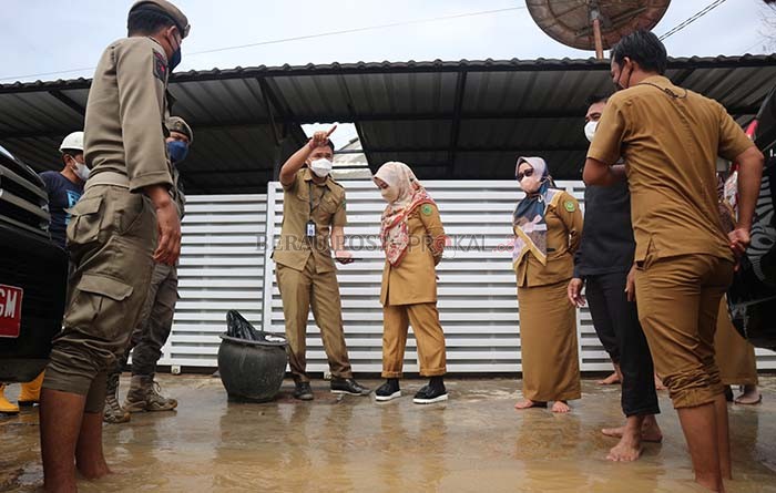 TINJAU BANJIR: Bupati Berau Sri Juniarsih didampingi Kepala Bidang Sumber Daya Air, DPUPR Berau, Hendra Pranata, meninjau beberapa ruas jalan yang tergenang air kemarin (18/1).