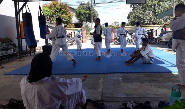 JALANI PERSIAPAN: Atlet kempo saat menjalani latihan rutin sebagai persiapan di ajang Porprov nanti.