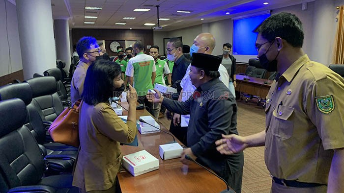 RAPAT DENGAR PENDAPAT: Ketua DPRD Berau memimpin hearing bersama FK Hukatan dan perwakilan PT SKJ.