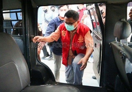 DITETAPKAN TERSANGKA: MP saat digiring ke mobil tahanan oleh pihak kejaksaan, untuk dipindahkan ke Rutan Kelas II B Tanjung Redeb, kemarin (27/1).