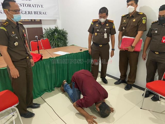 PENYELESAIAN DAMAI: Tersangka Rustam sujud syukur usai dibebaskan melalui restorative justice oleh Kejaksaan Negeri Berau kemarin.