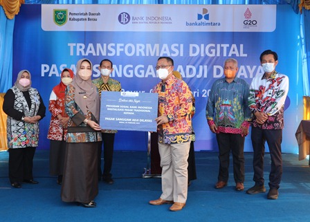 BANTUAN: Deputi KPW Bank Indonesia Kalimantan Timur, Hendik Sudaryanto, saat menyerahkan secara simbolis program sosial Bank Indonesia, sekaligus penyerahan bantuan IKM dan kartu anggota Pasar Sanggam Adji Dilayas serta QRIS Pedagang.