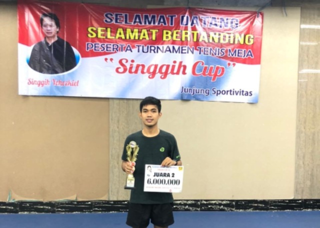 TAMBAH GELAR: Habibie Wahid saat menerima piala dan piagam penghargaan dalam kejuaraan terbuka di Jakarta, belum lama ini.