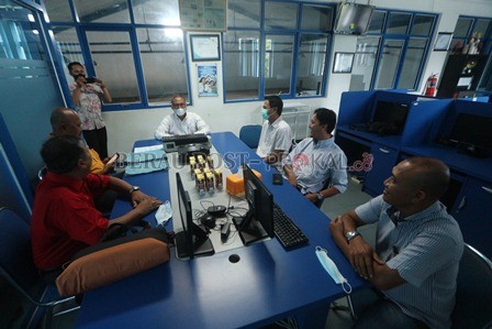 SILATURAHMI: Bambang Widjojanto saat berbincang dengan manajemen Berau Post, kemarin.