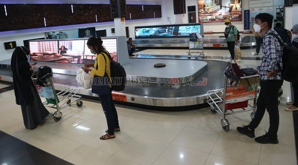 TAK BERUBAH: PPKM level 3 di sejumlah wilayah bisa berdampak pada aturan perjalanan dengan transportasi udara. Namun sejauh ini Unit Penyelenggara Bandar Udara (UPBU) Kalimarau masih memberlakukan aturan lama.