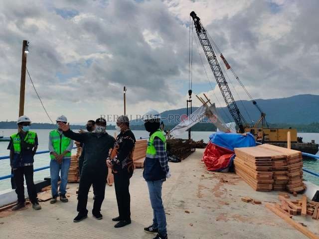 PEMBANGUNAN PELABUHAN: Wakil Bupati Berau Gamalis saat meninjau pembangunan Pelabuhan Teluk Sulaiman saat tahap kedua. Kini, pengerjaan pelabuhan bakal memasuki tahap ketiga.