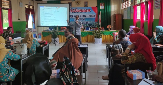 PEMBEKALAN: Rudiansyah memberikan arahan kepada kepala sekolah yang hadir dalam kegiatan K3S beberapa waktu lalu.
