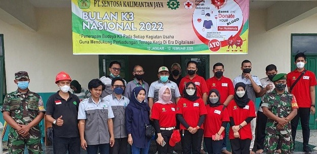 BAKTI SOSIAL: Karyawan PT SKJ bersama dengan TNI, Polri, dan PMI Berau, usai melaksanakan donor darah dalam rangka peringatan bulan K3, kemarin (14/2).
