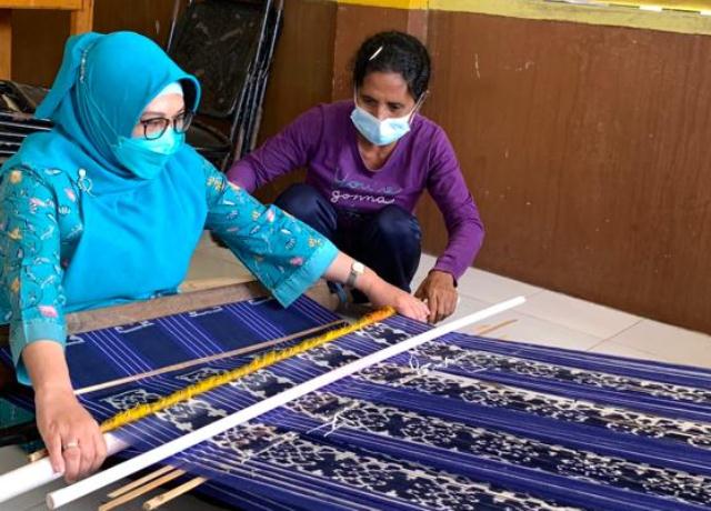 MELIHAT HASIL TENUN: Ketua Derkranasda Berau Sri Aslinda Gamalis, saat mengunjungi rumah produksi tenun yang ada di Kabupaten Berau, Rabu (16/2).