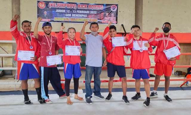 TERIMA PIAGAM: Para atlet Kick Boxing usai menerima piagam dan medali dalam Kejurprov yang telah digelar beberapa waktu lalu.