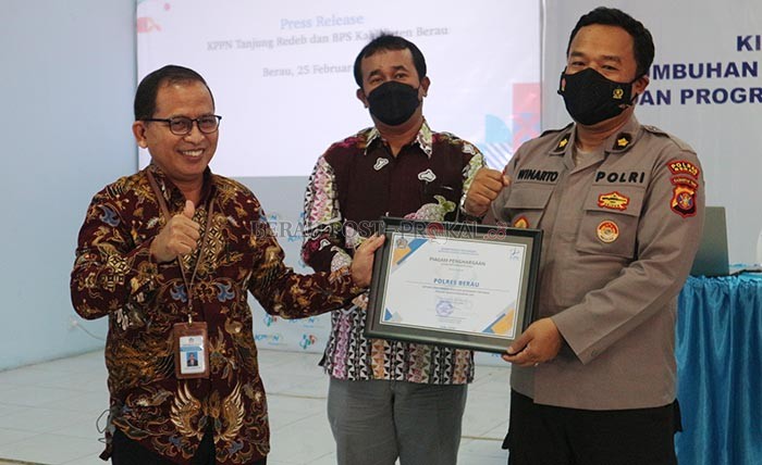 PENGHARGAAN: Kepala KPPN Tanjung Redeb Gusti Hasbullah saat menyerahkan penghargaan kepada satker Polres Berau yang diwakili Kepala Bagian Perencanaan (Kabag Ren) Polres Berau Kompol Winarto, beberapa waktu lalu.