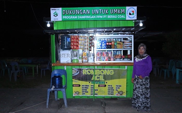 PEKERJA KERAS: Mariama yang sudah kurang lebih 10 tahun berjualan di Tepian Sambaliung hingga sekarang.