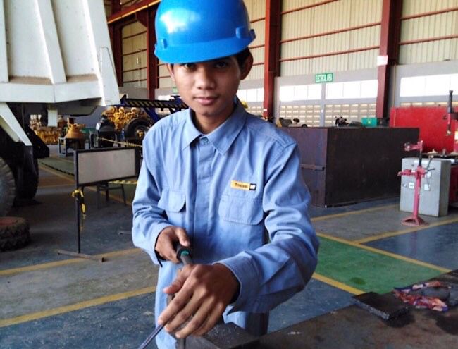 Ahmad Baramuli, saat menjalani praktek di Politeknik Sinar Mas Berau Coal. Ia berkuliah dengan beasiswa gratis dan kini sudah bekerja di PT Trakindo.