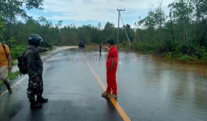 TERENDAM: Jalan menuju Kampung Tanjung Batu sempat terputus akibat banjir beberapa waktu lalu.