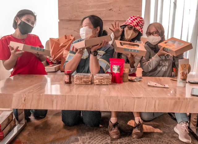 KREASI DARI RUMAH: Para istri karyawan BUMA memamerkan hasil kreasi mereka, usaha dari rumah dengan omset jutaan.