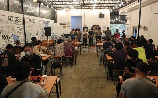BERI EDUKASI: Satgas Covid-19 Berau saat melakukan Operasi Yustisi di sejumlah kafe hingga THM. Kegiatan ini bertujuan agar semua pihak terus menerapkan protokol kesehatan.