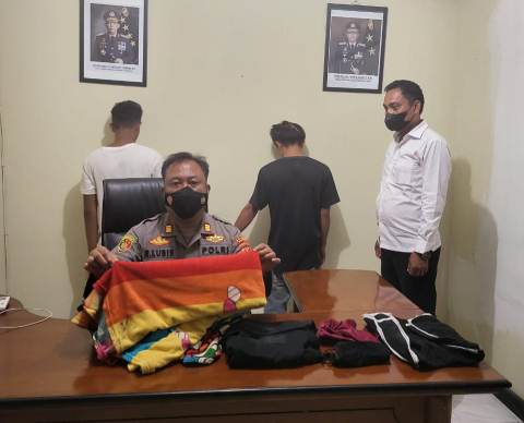 DIAMANKAN: Dua pelaku pencabulan terhadap anak di bawah umur yang diamankan di Mapolsek Tanjung Batu.