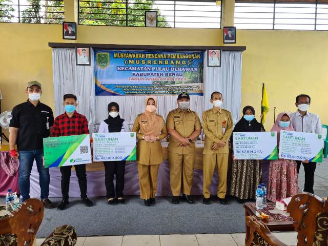 SERAHKAN SANTUNAN: Bupati Berau, Sri Juniarsih MAS, didampingi wakil bupati Gamalis, dan Sekretaris Kabupaten M Ghazali, foto bersama usai menyerahkan santunan dan kartu kepesertaan BPJamsostek di sela acara Musrenbang Kecamatan Pulau Derawan, Senin (7/3)