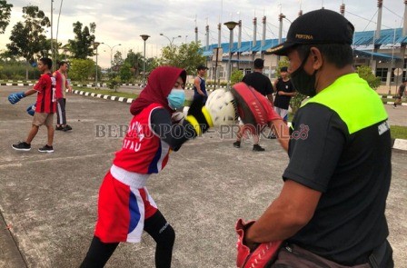 LATIHAN RUTIN: Atlet tinju saat menjalani latihan rutin di halaman Kakaban Aquatik Dispora Berau, beberapa waktu lalu. Sebagai persiapan di Porprov 2022.