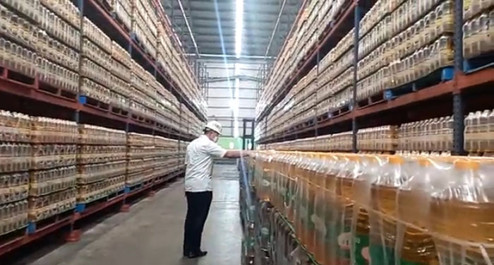 Menteri Perdagangan Muhammad Lutfi melakukan peninjauan ke ke pabrik minyak goreng di kawasan Marunda, Jakarta Utara, Senin (14/3). Dalam peninjauan, Mendag Muhammad Lutfi berkesempatan melihat langsung produksi minyak goreng yang siap didistribusikan dar