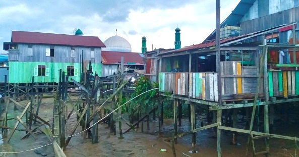 PERLU DIKAJI: Rumah di bantaran sungai layak direlokasi. Seperti di kawasan Jalan Yos Sudarao, Kecamatan Tanjung Redeb.