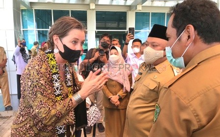 DISAMBUT: Wakil Bupati Berau Gamalis menyambut kedatangan pejabat Kedutaan Besar Belanda Ms. Ardi Stoios-Braken, perwakilan Kedutaan Selandia Baru, Dr. Shee-Jeong Park, dan perwakilan Kedutaan Norwegia, Ms. Celine Gaasrud di Bandar Udara Kalimarau, kemari