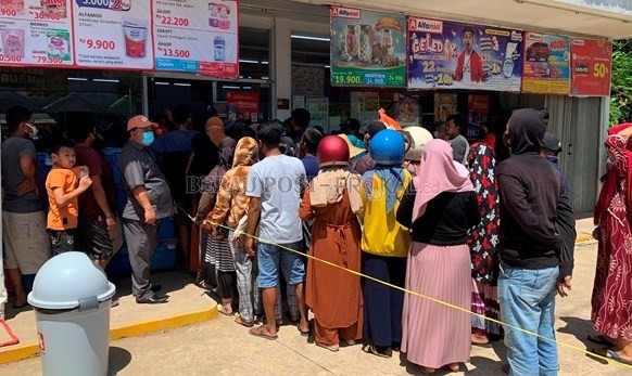 SIDAK: Ketua DPRD Berau Madri Pani ikut memastikan warga yang hendak membeli minyak goreng benar-benar membawa kupon, yang dibagikan salah satu ritel di kawasan Jalan Gatot Subroto.