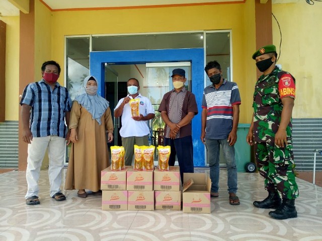 TEKAN HARGA: Personel Diskoperindag Berau saat gelar pasar murah minyak goreng di kawasan pesisir.