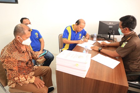 PELIMPAHAN TERSANGKA: Kejari Berau menerima pelimpahan dua tersangka kasus perkara dugaan Tipikor pengelolaan dan penggunaan keuangan Kampung di Kampung Giring-Giring, Kecamatan Bidukbiduk, kemarin (17/3).