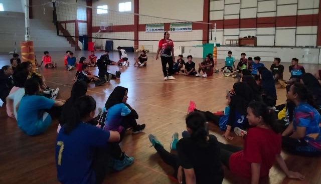 GENJOT LATIHAN: Atlet voli latihan di Gedung Olahraga Pemuda, Tanjung Redeb, beberapa waktu lalu.