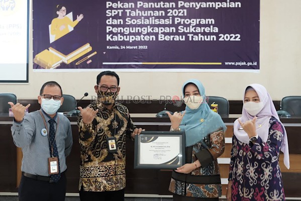 PELAPORAN SPT: Kepala KPP Pratama Tanjung Redeb, Mu’alif, menyerahkan sertifikat kepada Bupati Berau, Sri Juniarsih sebagai simbolis bahwa telah melaporkan SPT Tahunan tepat waktu, kemarin. 