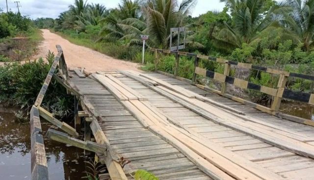BIKIN WASWAS: Kondisi jembatan di Sp 4, Kampung Sukan Tengah, kondisinya semakin memprihatinkan dan dinilai membahayakan pengendara.