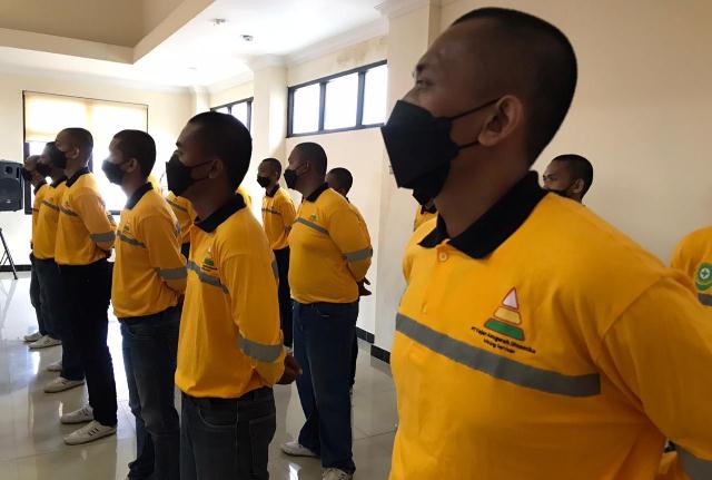 PEREKRUTAN: Sejumlah tenaga kerja lokal yang sedang mengikuti perekrutan di salah satu perusahaan di Berau.