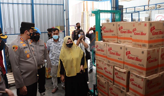 PANTAU KETERSEDIAAN PANGAN: Kapolres Berau saat mengunjungi pasar SAD hingga gudang logistik, untuk memastikan stok bahan pangan aman menjelang Ramadan nanti, Selasa (29/3).