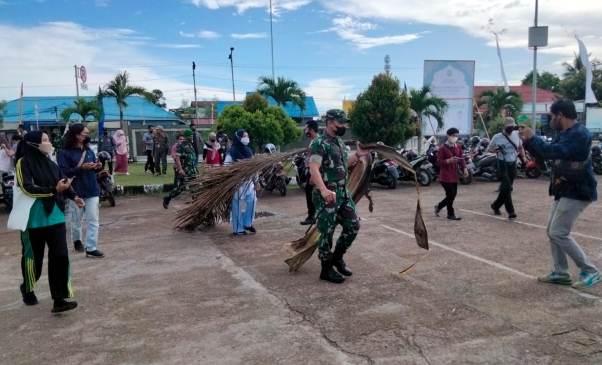 BERSIH-BERSIH: Personel Kodim 0902/Berau bersama jajaran Pemkab Berau saat menggelar bersih-bersih di sejumlah tempat ibadah untuk menyambut masuknya bulan Ramadan.